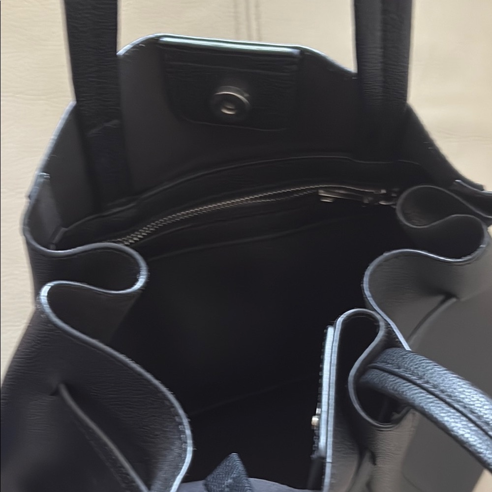 Elegant Black Leather Tote Bag - Picture 3 of 8